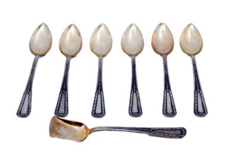  Conjunto de seis colheres de café e pá de açúcar em prata com frisos nos cabos.